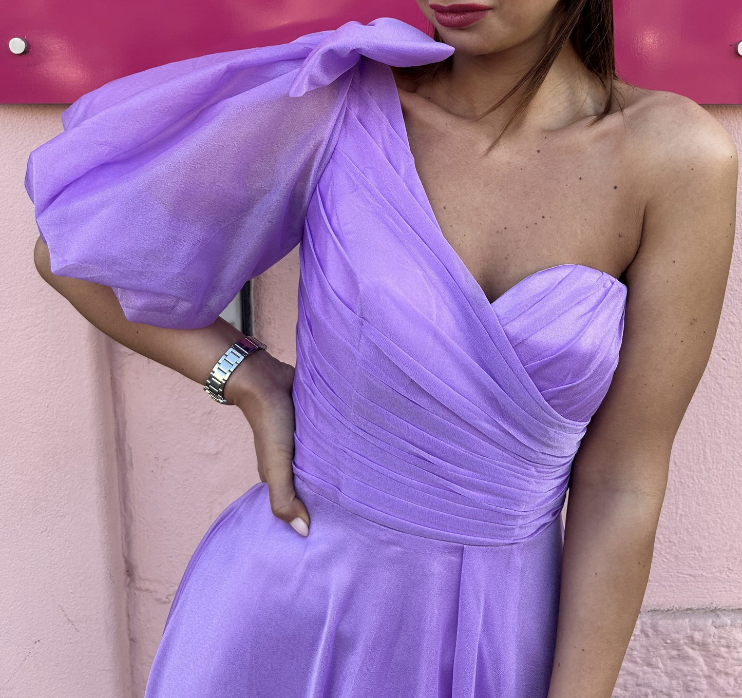 meraviglioso abito bandage bicolor,scollo a fascia e maxy fiocco con code a strascico applicato sulla schienasppacco lato destro.taglie SM ed ML euro 80 (5)