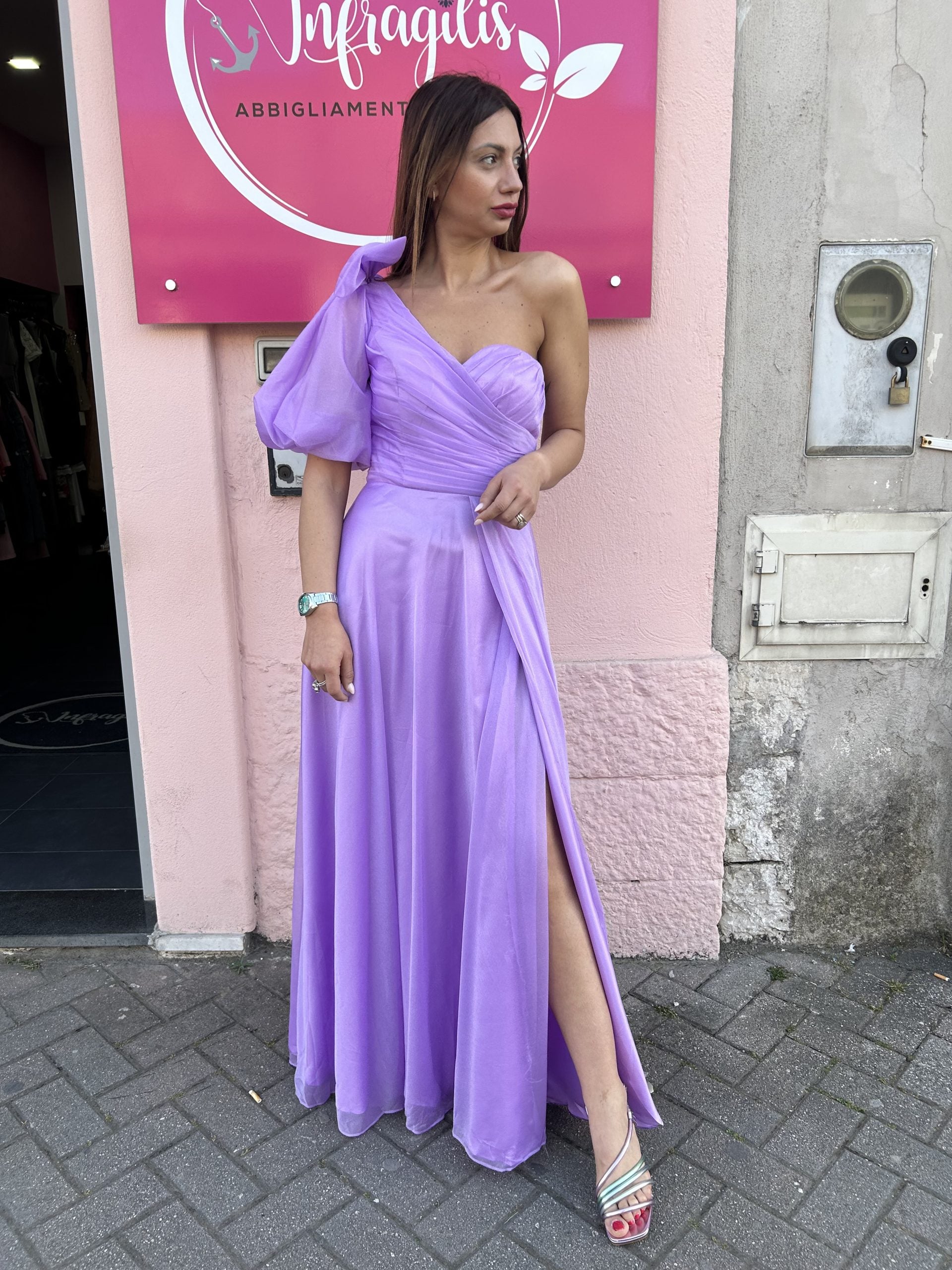 favoloso abito premium quality monospalla con manica a sbuffo e fiocco,spacco lato sinistro,taglie S M L vestibilita regolre euro 90.00